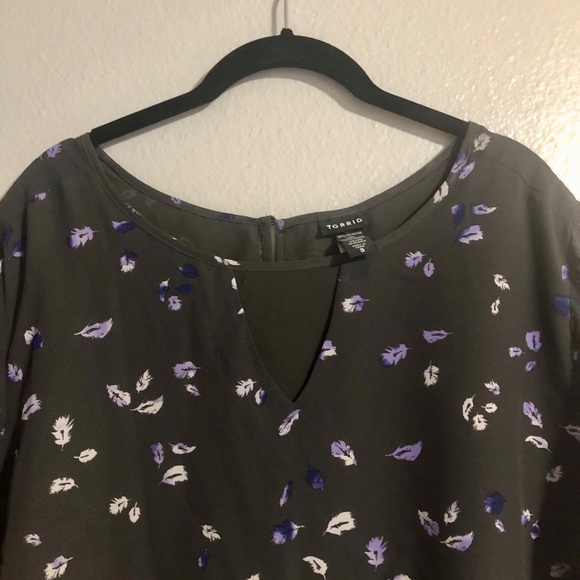 Gray Torrid Top with Feature Pattern - Picture 2 of 6